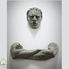 دیوارکوب مرد دست به سینه
