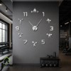 ساعت دیواری بدنسازی نقره ای 
