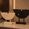استند مجسمه کرم مشکی رومیزی طلوع